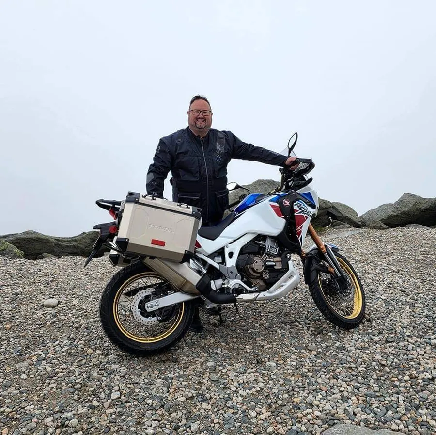 Patrice Rivest en équipement complet avec la Honda Africa Twin