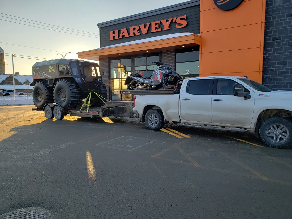 Le Sherp en transport sur remorque, accompagné d'une motoneige Arctic Cat