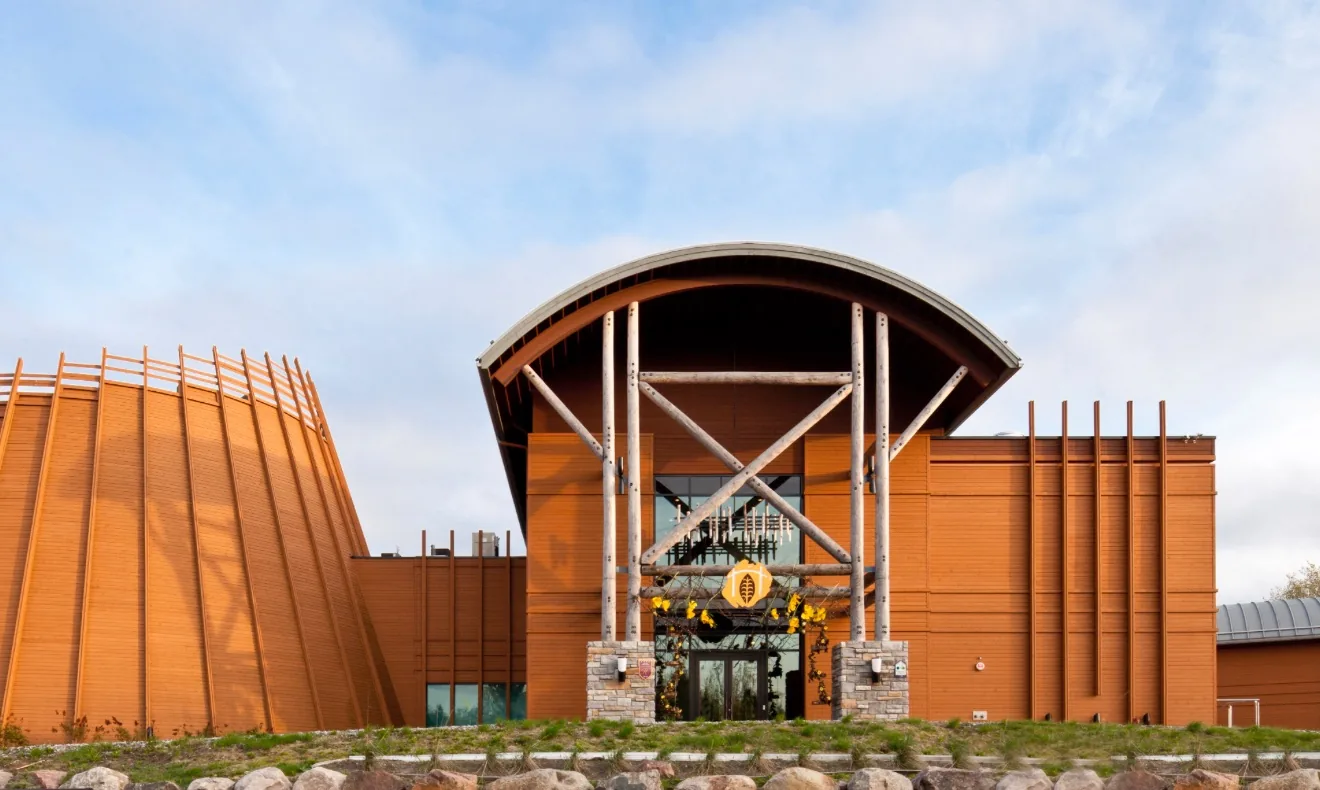 L'Hôtel-Musée Premières Nations de Wendake — architecture en bois inspirée des maisons longues huronnes-wendat