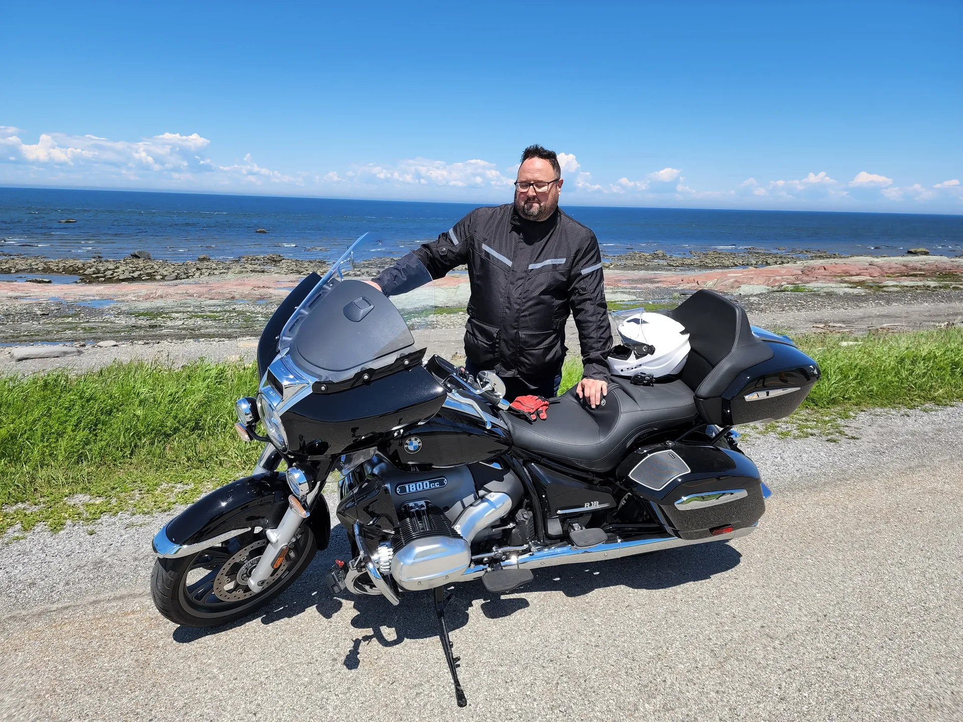 La BMW R18 Transcontinental de la Grande Tournée Moto, au bord du Saint-Laurent