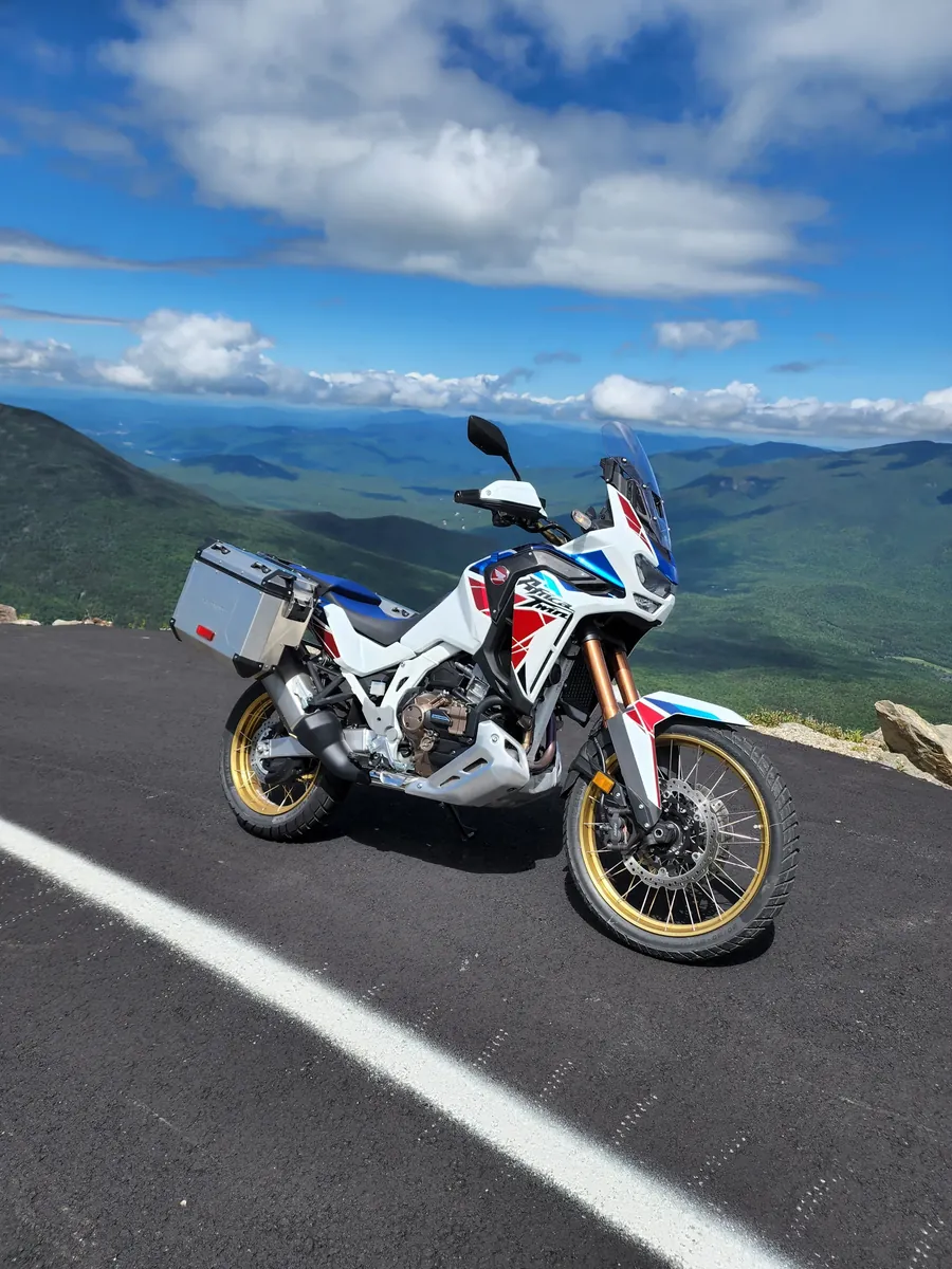 La Honda Africa Twin Adventure Sports sur la Mount Washington Auto Road, vallées en arrière-plan