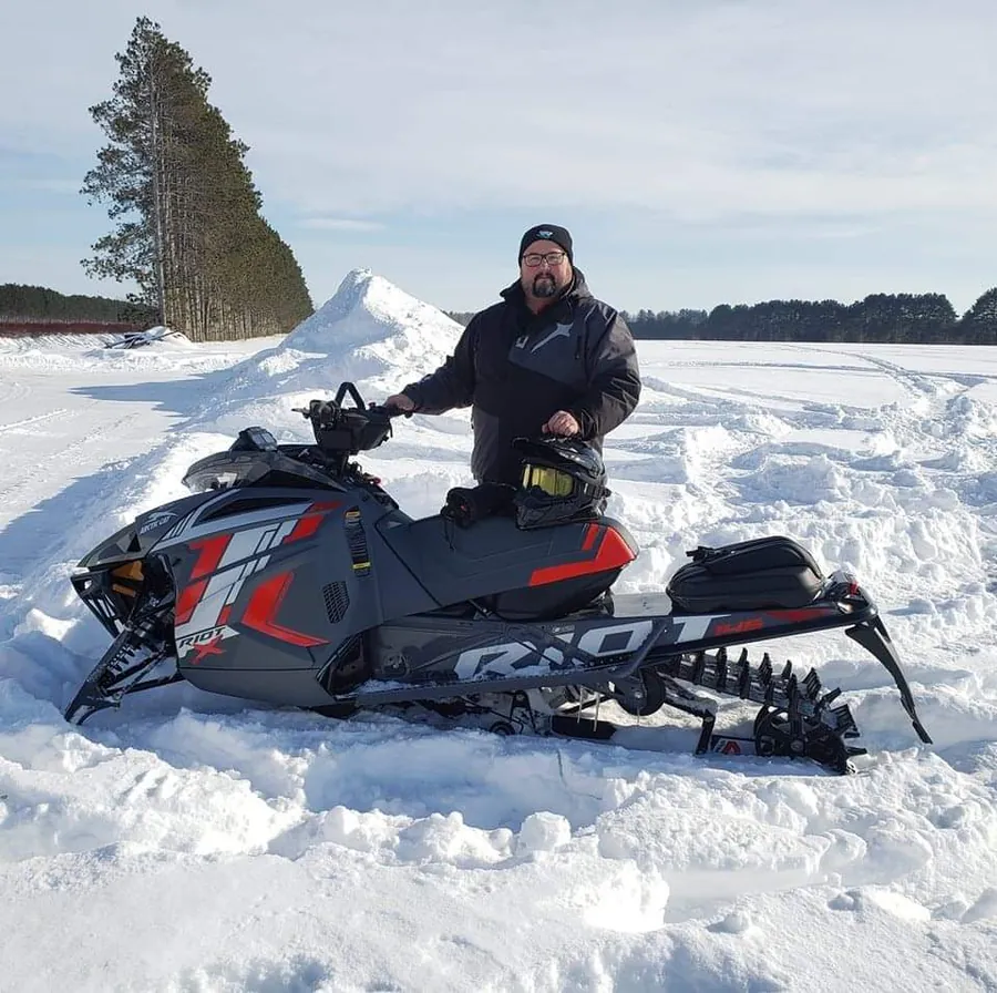 Patrice Rivest et l'Arctic Cat Riot X dans la poudreuse