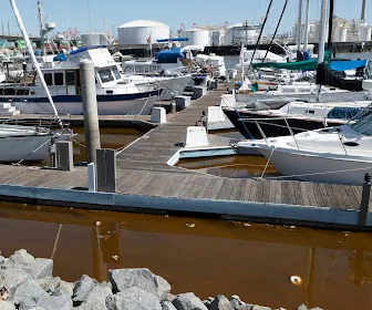 Marina et bateaux à quai — début de saison nautique