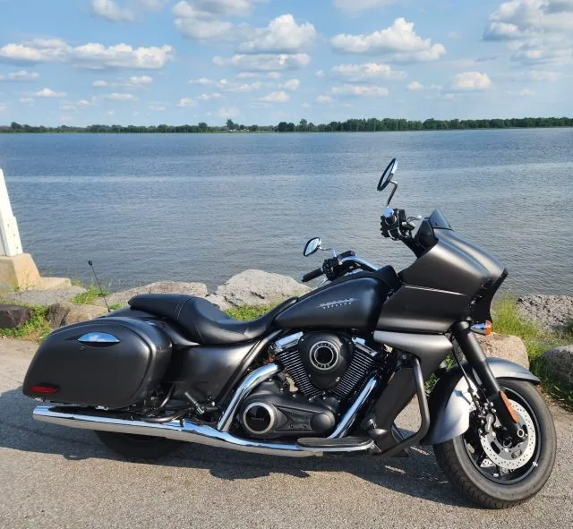 Kawasaki VN1700 Vaquero 2023 noir mat au bord de l'eau — essai Patrice Rivest
