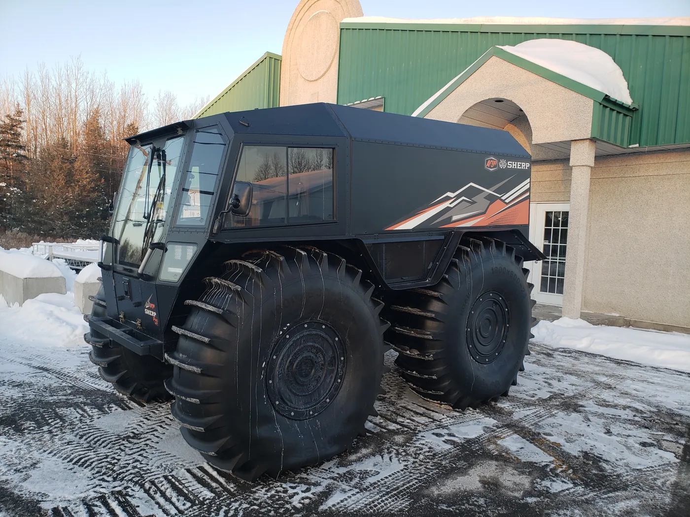 Le Sherp stationné dans la neige, vue de trois quarts arrière